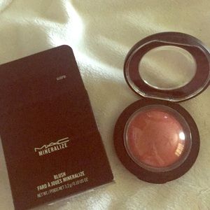 MAC Mineralize Blush in Gleeful